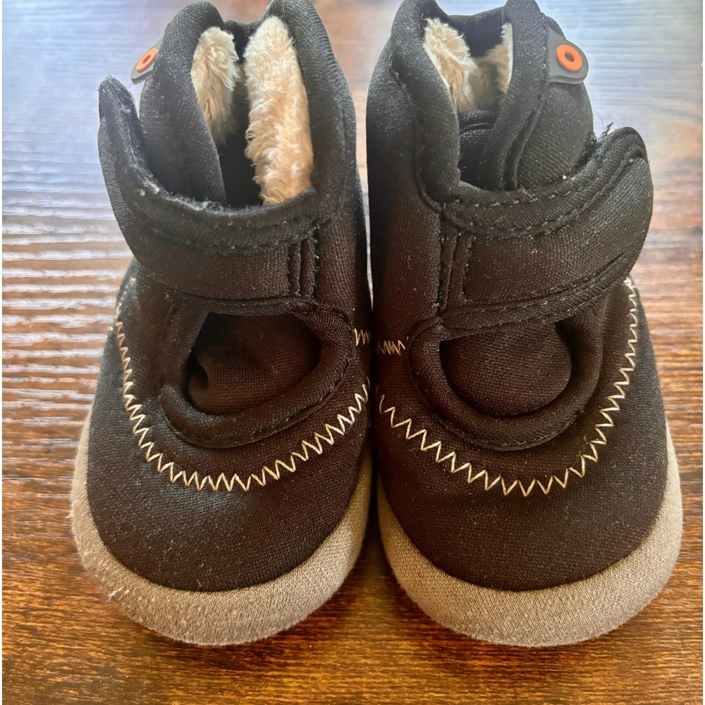 Black infant BOGS winter slippers. Size 2.